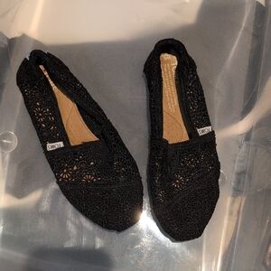 TOMS Women's Black Floral Crochet Flats